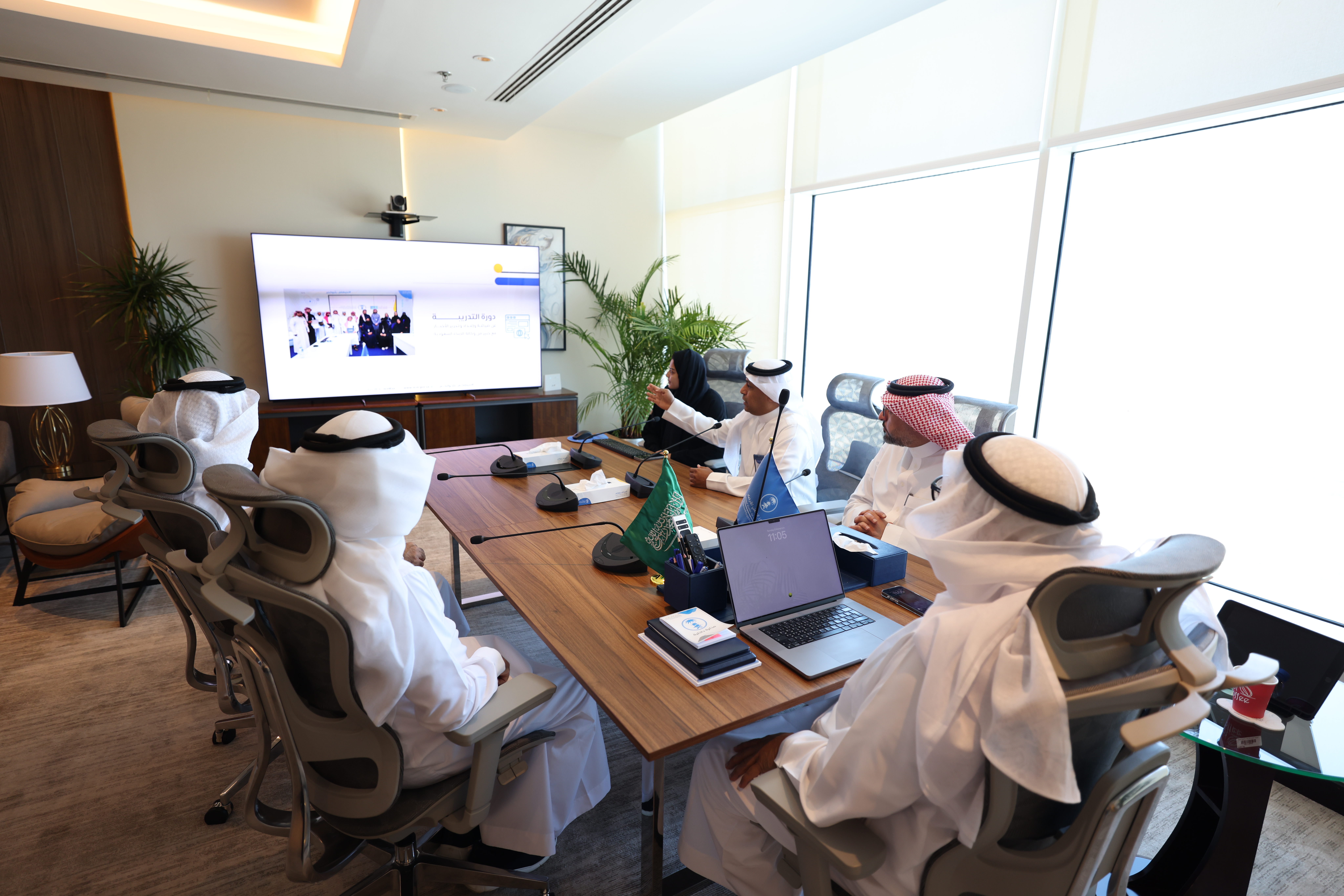 الرئيس التنفيذي يطلق الخطة الإعلامية للمراكز الإقليمية